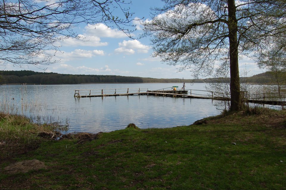 Stanica harcerska w Tucznie - pomost na jeziorze